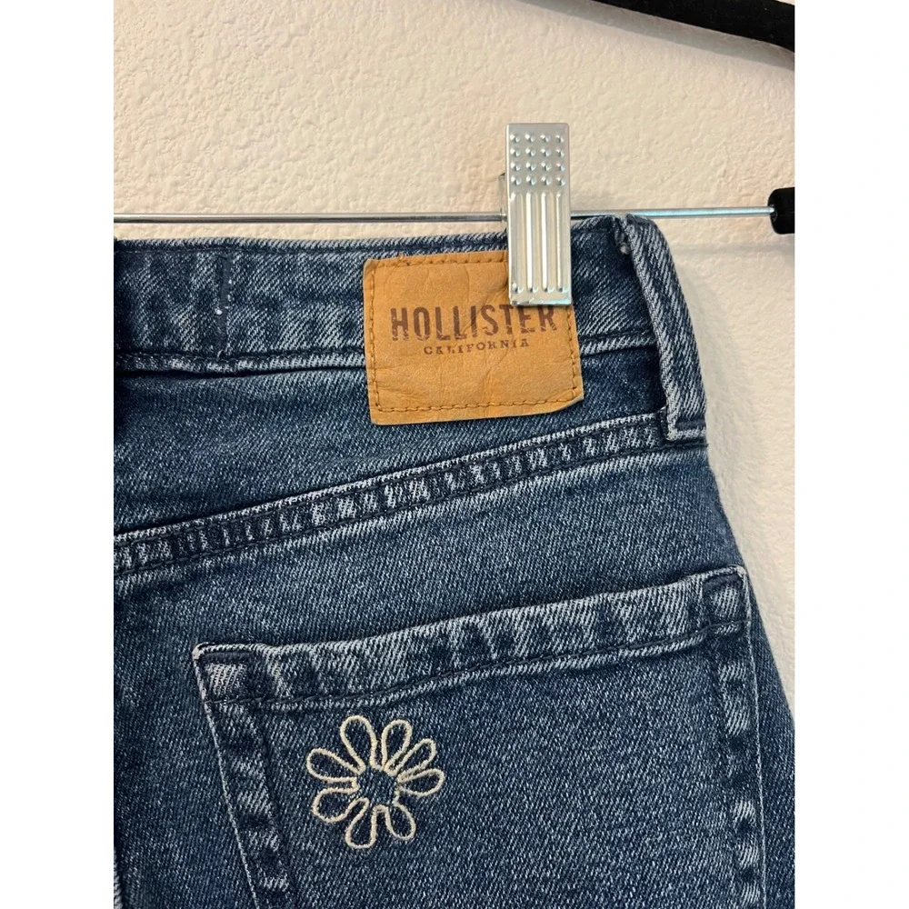 Hollister Curvy High Rise Mom Jeans Denim Vintage‎ Stretch Daisy Embroidery